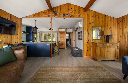 Rideau Lakes House | OTTER'S HOLT - Lakeside retreat with hot tub & sauna