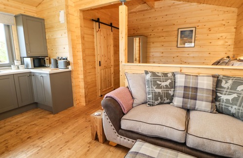 North Bitchburn Cottage | OTTERS HOLT, pet friendly, with hot tub in Staindrop