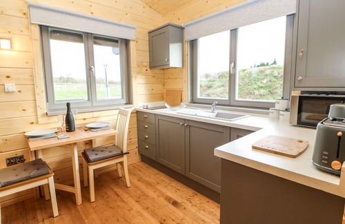 North Bitchburn Cottage | OTTERS HOLT, pet friendly, with hot tub in Staindrop