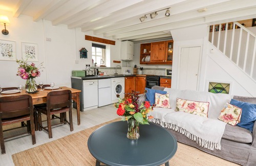 Llandeilo Cottage | OTTERS HOLT, pet friendly, character holiday cottage in Llandeilo