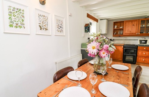Llandeilo Cottage | OTTERS HOLT, pet friendly, character holiday cottage in Llandeilo