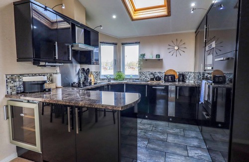 Tewitfield Cottage | OTTERS REACH, pet friendly, with a garden in Carnforth