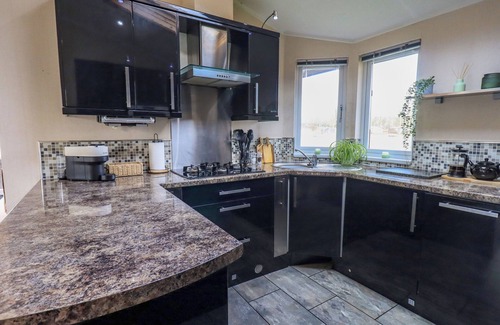 Tewitfield Cottage | OTTERS REACH, pet friendly, with a garden in Carnforth