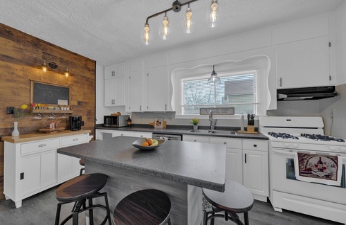 Kingsville House | Our Casa is located in the quaint town of Kingsville. Come enjoy the scenery!