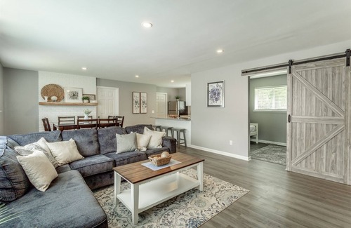 Lookout Valley Neighborhood Association House | Our Cozy Rancher | Close to Downtown + Attractions!