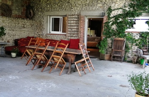 Laloubere House | Our gîte les saoumettes welcomes you in front of the Pyrenees mountain range