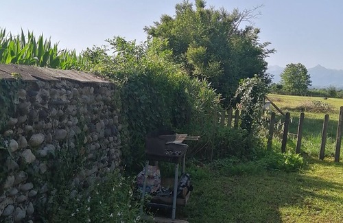 Laloubere House | Our gîte les saoumettes welcomes you in front of the Pyrenees mountain range