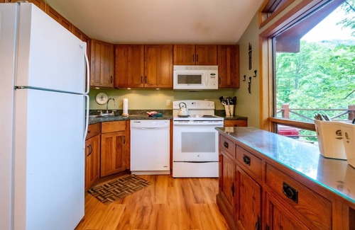 Northface House | Our Greyt Escape - 711 Mountainside RoadnnOur Greyt Escape - Lake Access, Pet Friendly, Two Wood Stoves, Hot Tub