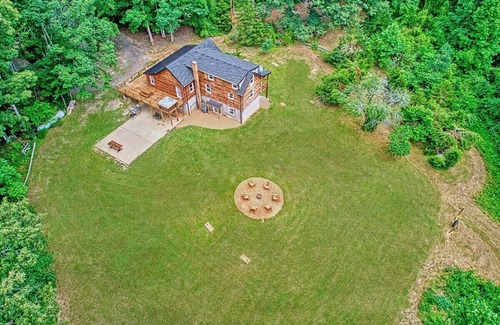 Ruby Cabin | Our Happy Place #LuxuryLogCabin HOT TUB Waffle Bar
