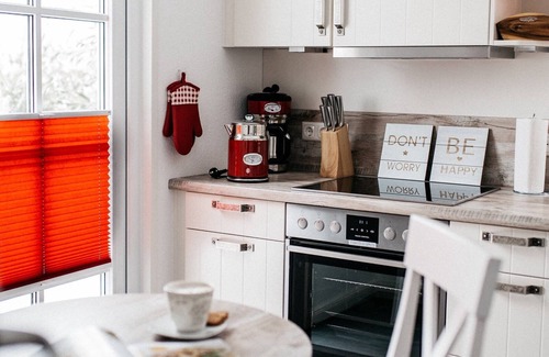 Grodersby House | Our "hyggeliges" wooden cottage "Kleiner Onkel" is perfect for your relaxing vacation in the idyllic Schlei region and also offers many advantages for people with limited mobility and wheelchair users