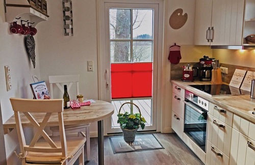Grodersby House | Our "hyggeliges" wooden cottage "Kleiner Onkel" is perfect for your relaxing vacation in the idyllic Schlei region and also offers many advantages for people with limited mobility and wheelchair users