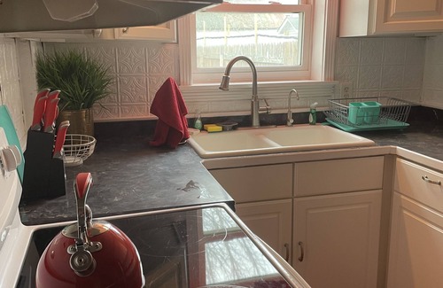 Gallipolis Ferry House | “our little retro scene” No cleaning fee and no Taxes all include.