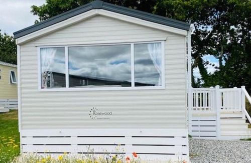 Grampound House | Our Osprey sleeps 4-6 persons-Tranquil holiday away from it all yet not far from St Austell- The Holiday Home has two bedrooms, living and dining area, equipped kitchen-decking-outdoor furniture-fishing lakes- This holiday home is not pet friendly
