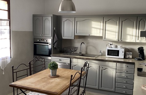 Villelaure Villa | Our villa Domelia is located in the heart of the Provencal countryside.
