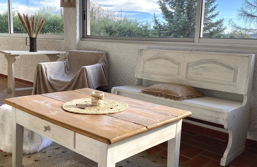 Villelaure Villa | Our villa Domelia is located in the heart of the Provencal countryside.