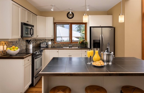 Vernon Hotel | Outback Lakeside Vacation Homes