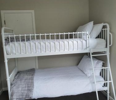 Picton House | Outback on Broadway