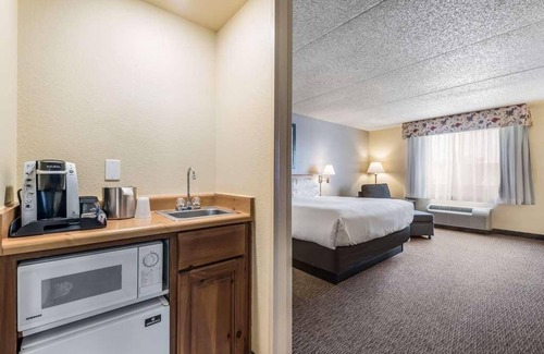 Palm Valley Hotel | Outdoor Adventure! Comfy Unit Near Attractions, Pool, Breakfast, Free Wifi