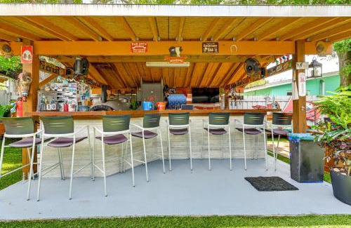 Clearwater Apartment | Outdoor Bar and Fire Pit Central Clearwater Condo!