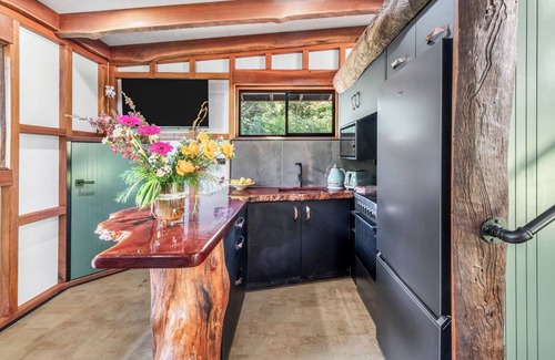 Amamoor Cabin | Outdoor Bath | Firepit | Dingo Creek Winery 14 mins | Private Luxury Cabin