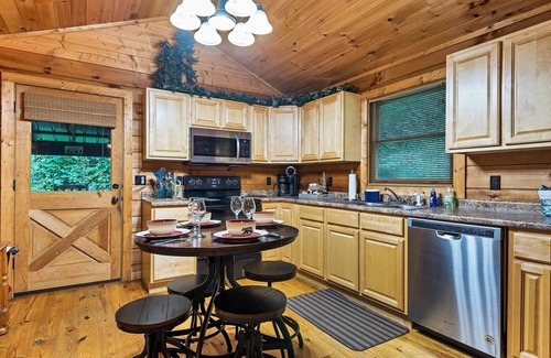 Townsend Cabin | OUTDOOR FIREPIT*Hot Tub*Wood Fireplace*Private gated Road*Community Pool*Sleep 6