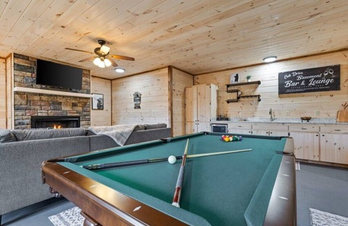 Williamstown Cabin | Outdoor Fireplace TV Hot Tub Pool Table Arcade