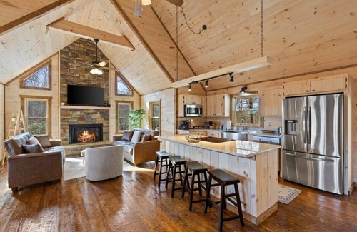 Williamstown Cabin | Outdoor Fireplace TV Hot Tub Pool Table Arcade