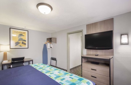 Salem Hotel | Outdoor Getaway in Knights Inn & Suites Salem! Pet-Friendly, Free Parking