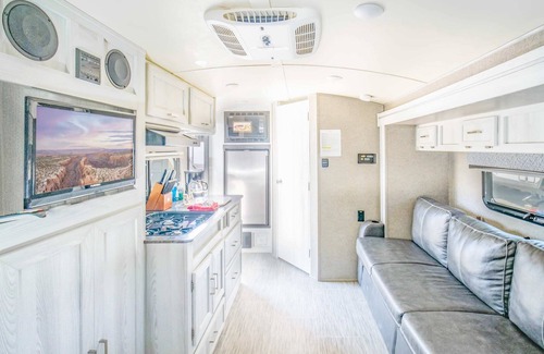 Bayfield House | Outdoor Glamping Fully Setup RV BS89