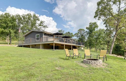 Golden House | Outdoor Kitchen and Hot Tub Table Rock Lake House