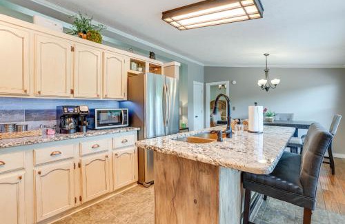 Golden House | Outdoor Kitchen and Hot Tub Table Rock Lake House