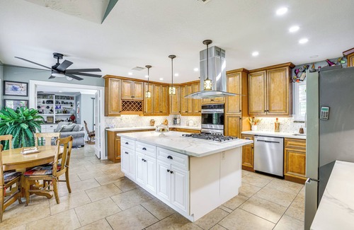 Humble House | Outdoor Kitchen & Hot Tub: Tranquil Home in Humble