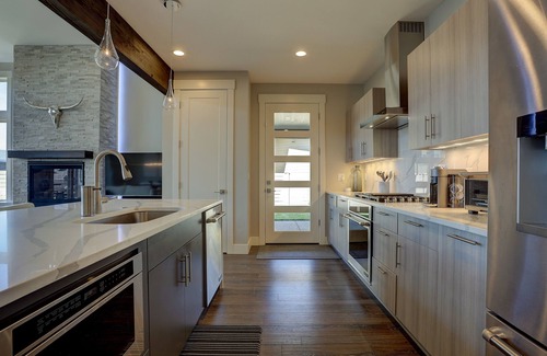 Southeast Bend House | Outdoor Living! Modern & Fresh, Hot Tub, A/C, Mountain View, Peloton