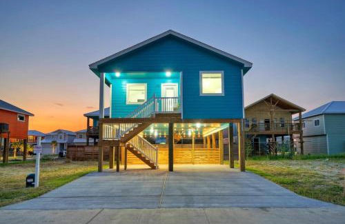 Cinnamon Shore House | Outdoor Lounge w Bar Swing Seats Near Nature Preserve Blutopia by AvantStay
