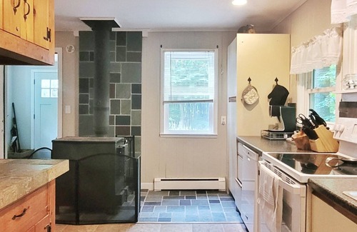 Hillsboro Cottage | Outdoor lovers! Walk to the Lake - Kayaks - Ski - Chiminea - Hike.