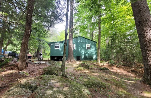 Hillsboro Cottage | Outdoor lovers! Walk to the Lake - Kayaks - Ski - Chiminea - Hike.
