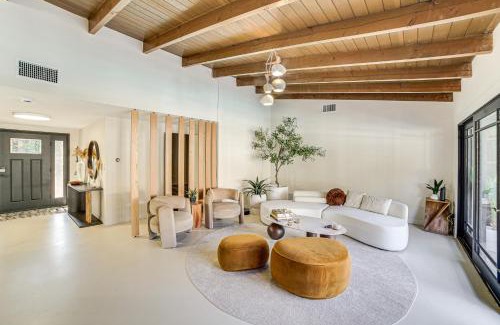 Woodland Hills House | Outdoor Oasis with Hot Tub Luxe Woodland Hills Gem