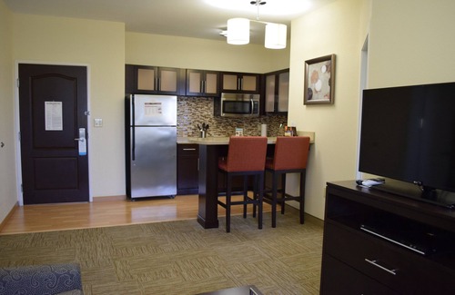 The Fountains Condo | Outdoor Pool + 24 Hour Fitness Center + Free Breakfast