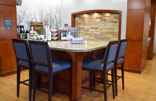 The Fountains Apartment | Outdoor Pool + 24 Hour Fitness Center + Free Breakfast