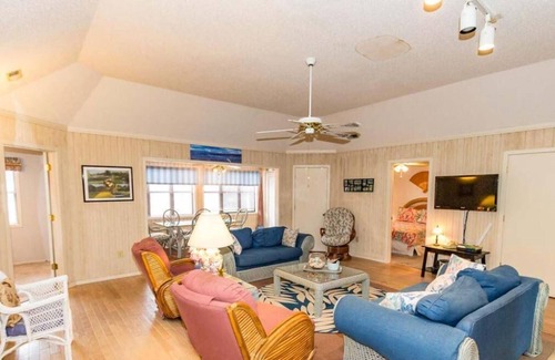 Myrtle Beach Cottage | Outdoor Pool Coastal Cottage Walk to the Beach