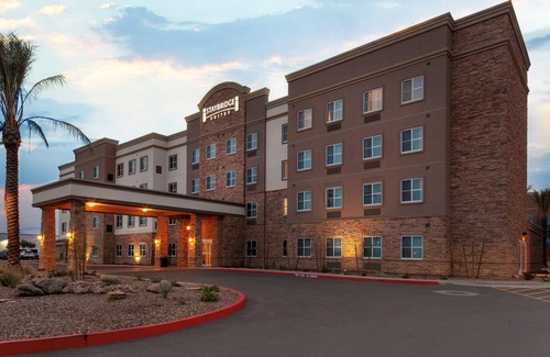 Gilbert Condo | Outdoor Pool, Hot Tub, Free Breakfast Buffet. Plan Your Next Trip Today!