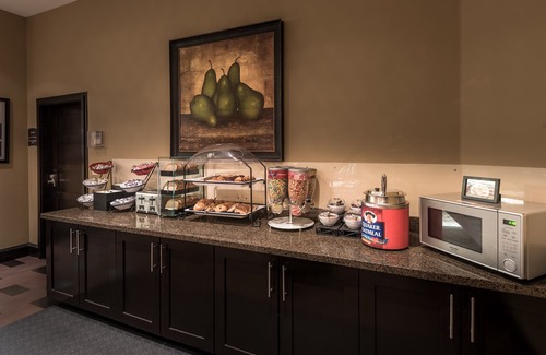 Irving Apartment | Outdoor Pool + Hot Tub + Free Breakfast | 24 Hour Business Center