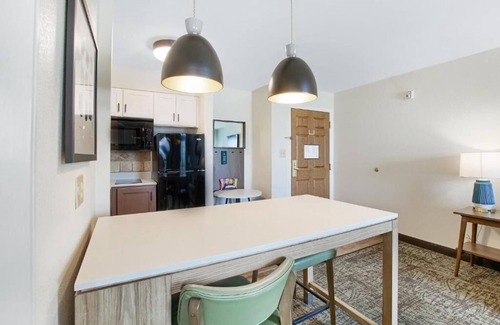 Oak Condo | Outdoor Pool + Near to the Beach | 1 Bedroom