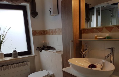 Fleringen Apartment | Outdoor whirlpool, sauna, steam shower / whirlpool, outskirts, Wi-Fi, completely fenced