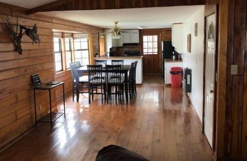 De Valls Bluff Cabin | Outdoors Paradise! Private cabin on the bank of the White River.