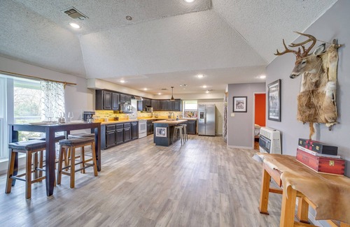 Daisy House | Outdoorsy Getaway Near Atoka: Hunt, Fish & Relax!