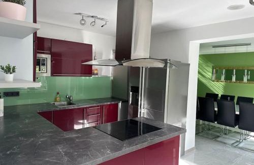 Parndorf House | Outlet Center House, Pool-Jacuzzi-Garden-Sundeck