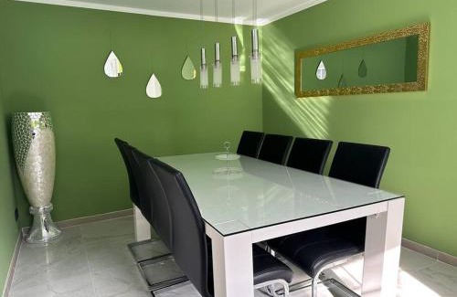 Parndorf House | Outlet Center House, Pool-Jacuzzi-Garden-Sundeck