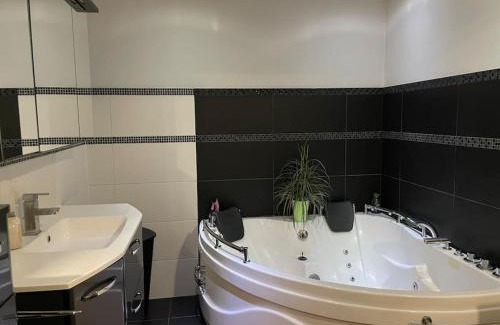 Parndorf House | Outlet Center House, Pool-Jacuzzi-Garden-Sundeck