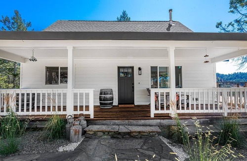 Santa Rosa House | Outrageous VIEWS - 5 miles from Calistoga. Privacy + Wine country at its best!